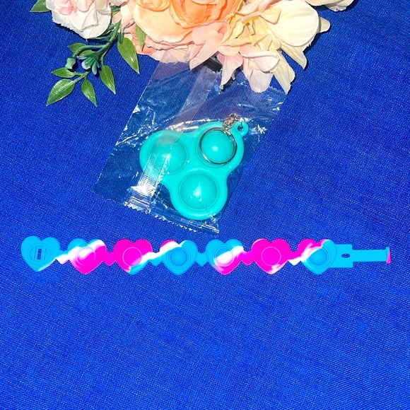 1 PC NEW Pop it Heart Bracelet ~ Sensory Fidget Toy ~ Stress Relief & Keychain - Picture 1 of 3